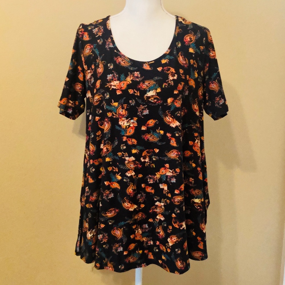 🛍 $4 LuLa Roe Perfect Tee